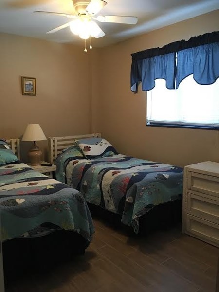 2nd bedroom with 2 twin beds