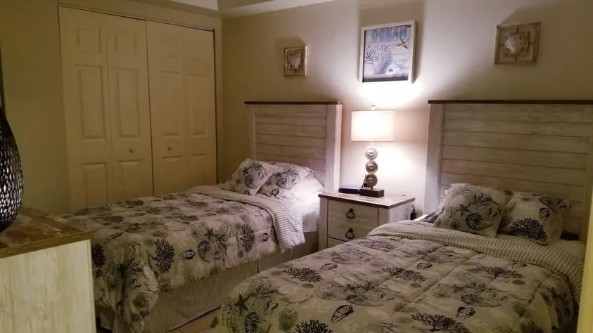 second bedroom with two twin beds